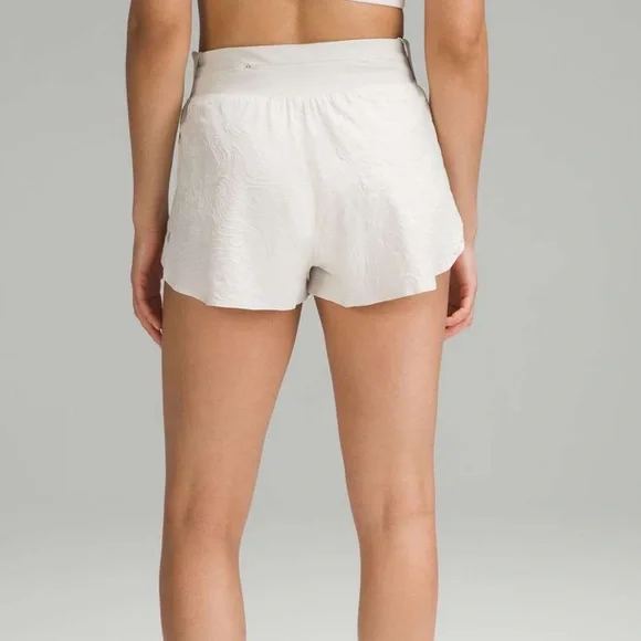 lululemon athletica Women's Airflow Bone Shorts 2” embossed size 6 - Picture 3 of 8